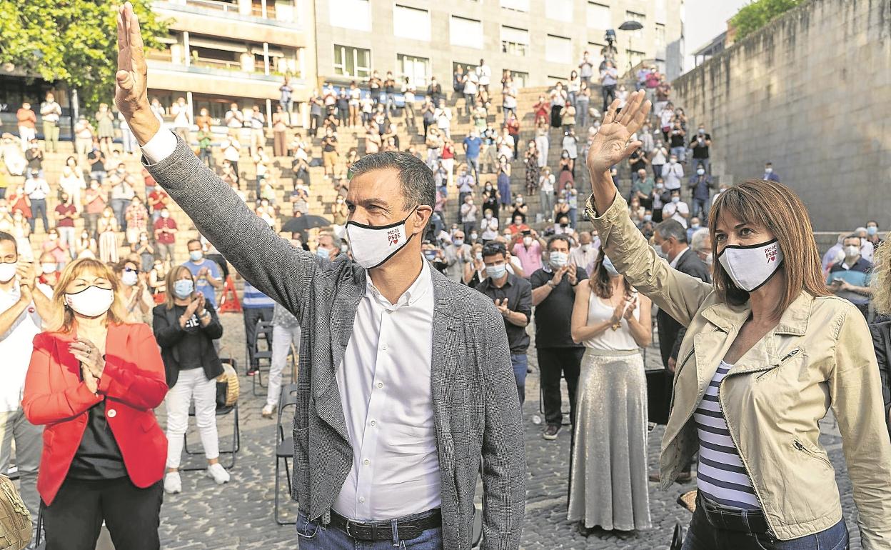 Sánchez y Mendia, en un acto electoral del PSE en Vitoria en 2020.