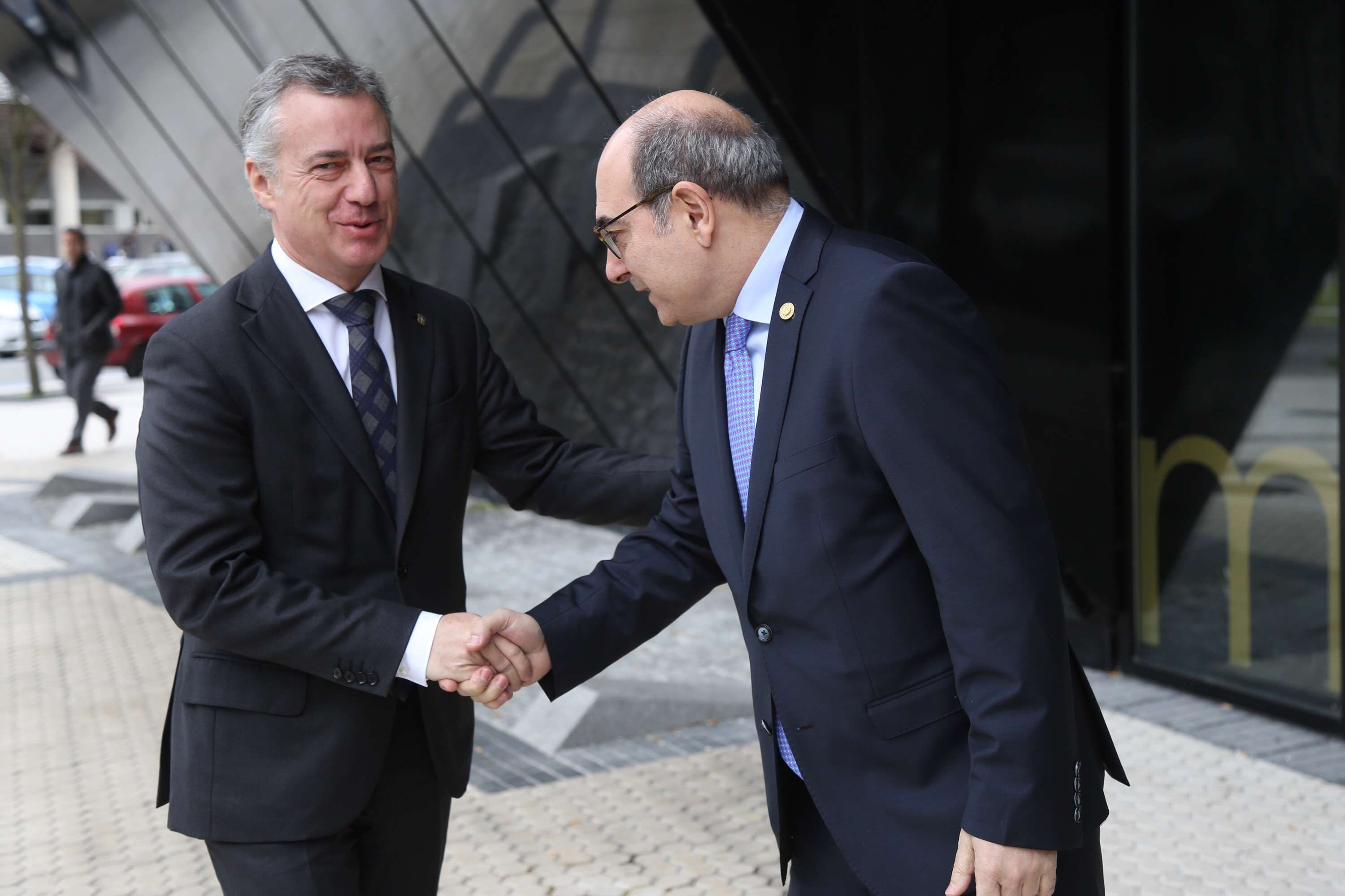El exconsejero de Salud, Jon Darpon, saluda al lehendakari Iñigo Urkullu en una foto de archivo.