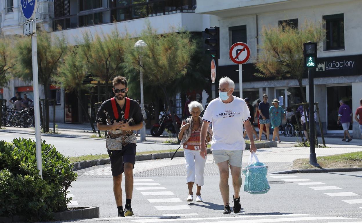 La mascarilla sigue presente en las calles de Gipuzkoa, aunque convive con quienes no la usan al aire libre, como ayer en Donostia. 