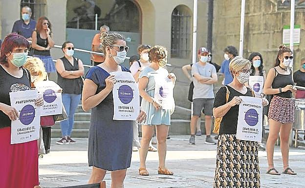 Condena. Acto de protesta por una agresión a una mujer en Lezo. 