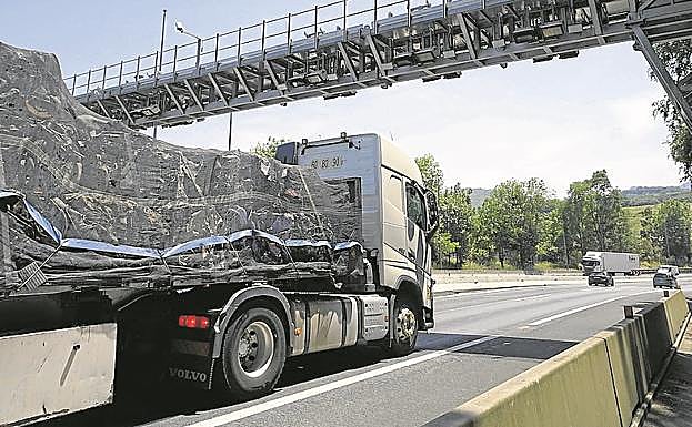 Peaje de camiones. Un camión cirucla bajo uno de los arcos en la N-1, en Andoain.