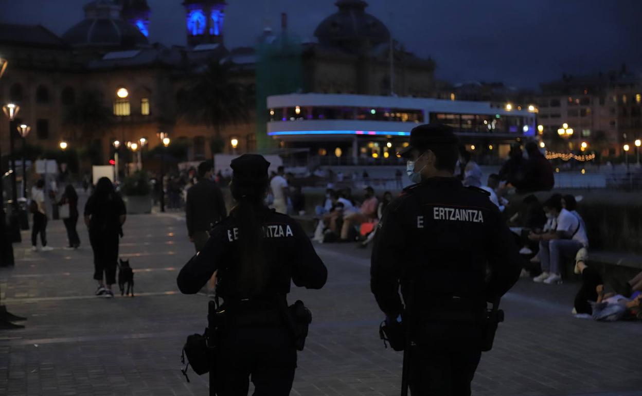 Disturbios: La Ertzaintza disuelve a un grupo de 30 jóvenes que arrojaban piedras a operarios en San Sebastián