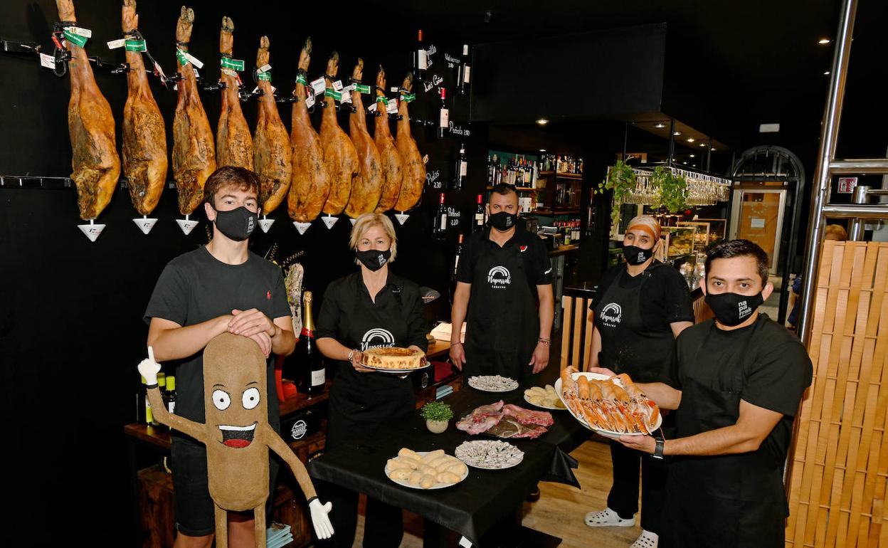 El equipo del Napar Berri zarauztarra, donde solo se consumen productos de primera calidad.