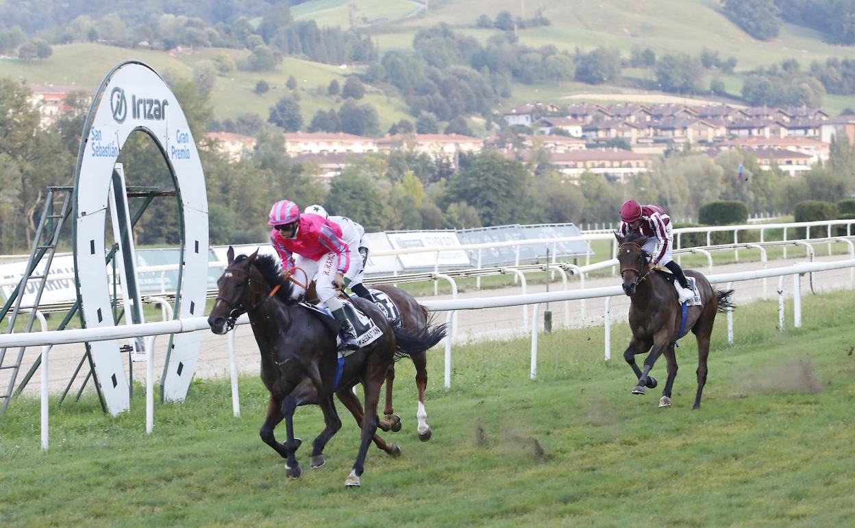'Liberri', con la monta del lasartearra Raúl Ramos, bate a 'Navia' y 'Finely Tuned'. 