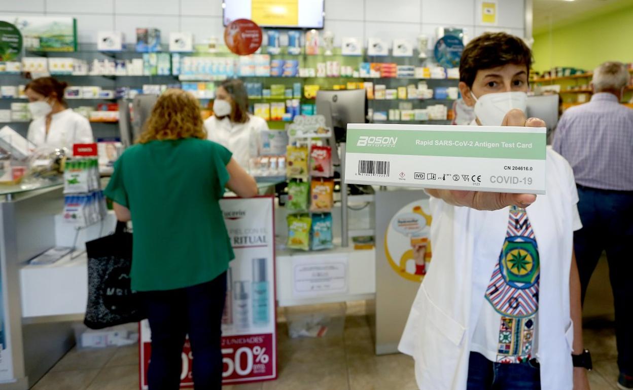 En la farmacia Gastelurrutia, en el barrio donostiarra de Larratxo, dispensan los test de antígenos desde su puesta a la venta en julio. 