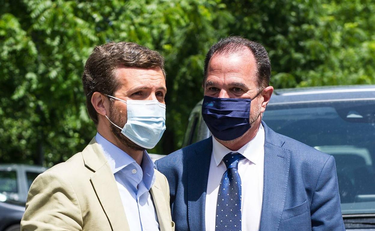 Iturgaiz, en una foto de archivo con Pablo Casado.