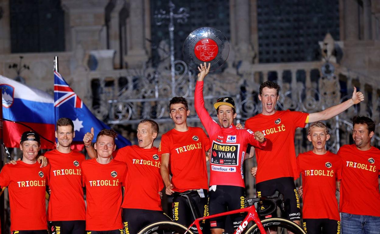 Roglic celebra junto a sus compañeros de equipo su victoria en La Vuelta.