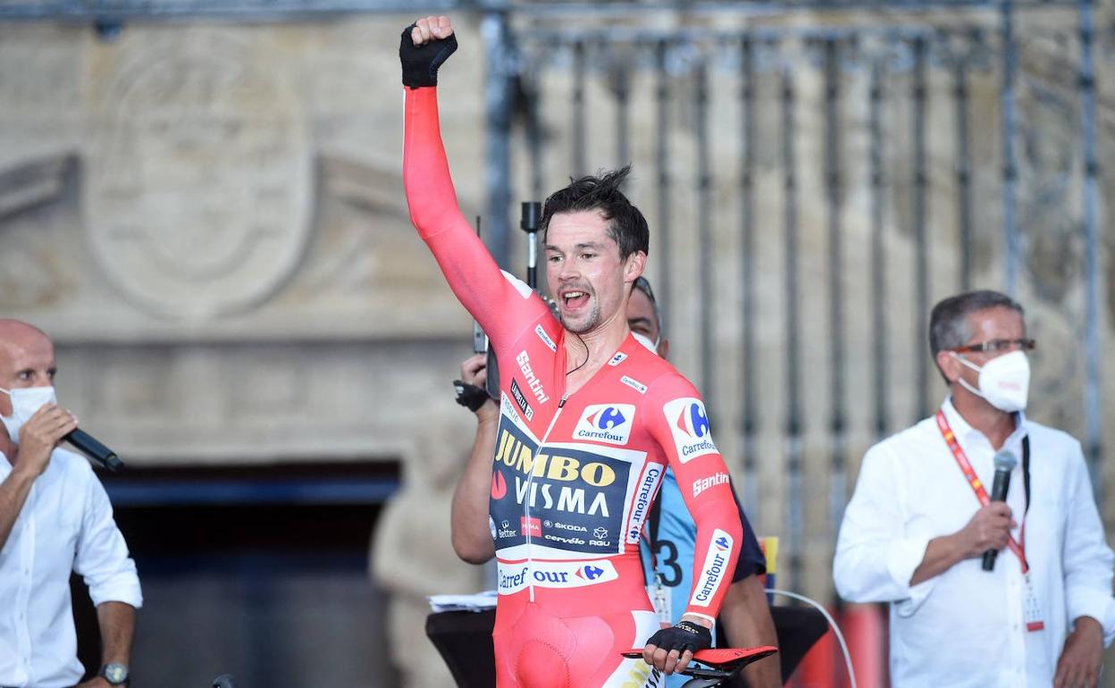 Primoz Roglic exterioriza su alegría, ayer frente a la catedral de Santiago de Compostela. 