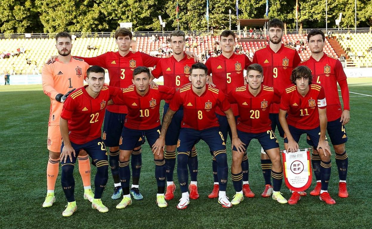 Barrentxea, primero por la izquierda de la fila inferior, ha sido titular ante Lituania. 