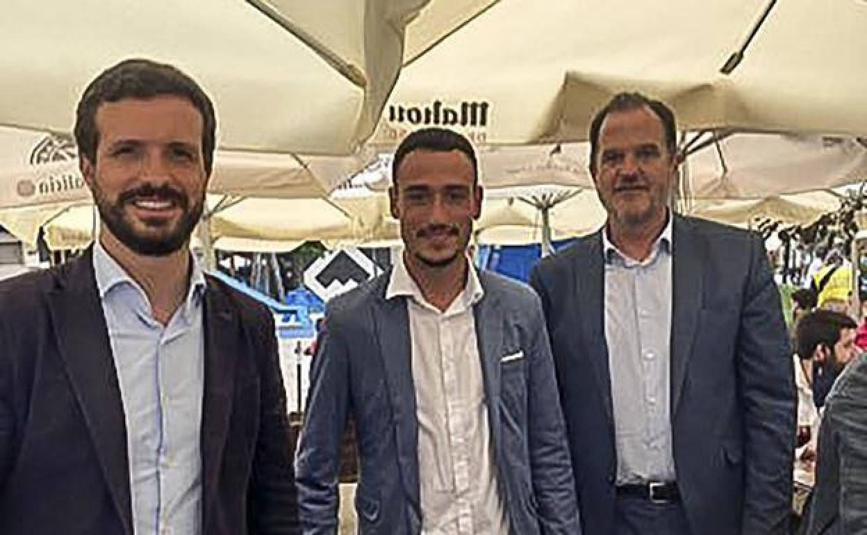 El agredido, en el centro, junto a Pablo Casado y Carlos Iturgaiz.