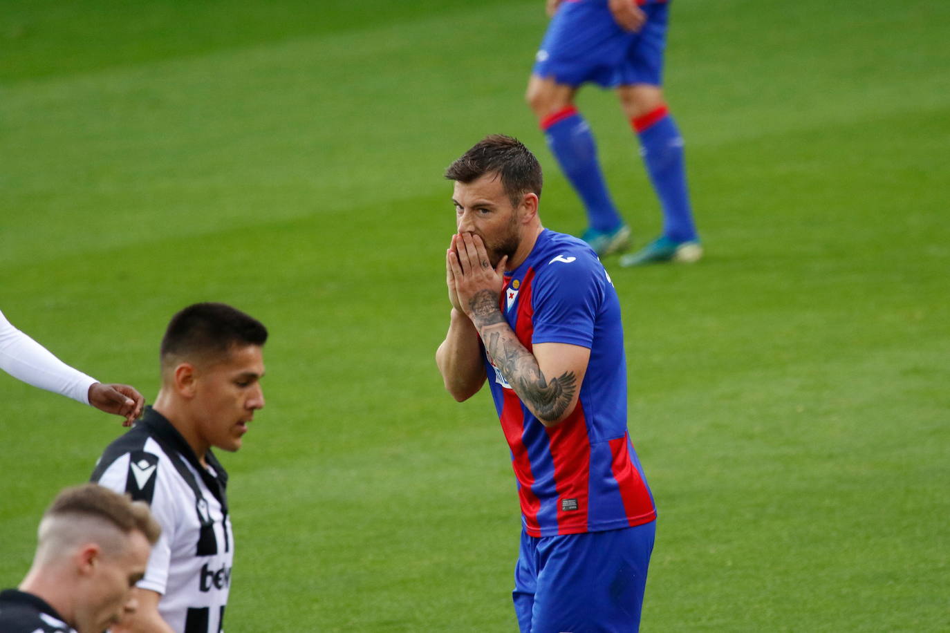 Sergi Enrich, en un encuentro de la pasada temporada con el Eibar.