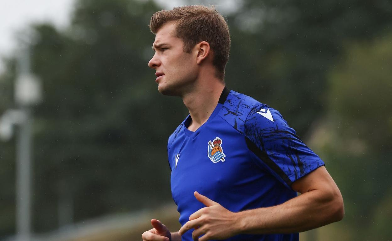 Alexander Sorloth, durante el entrenamiento de este jueves en Zubieta.