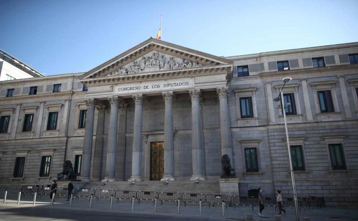Fachada principal del Congreso de los Diputados de Madrid. 