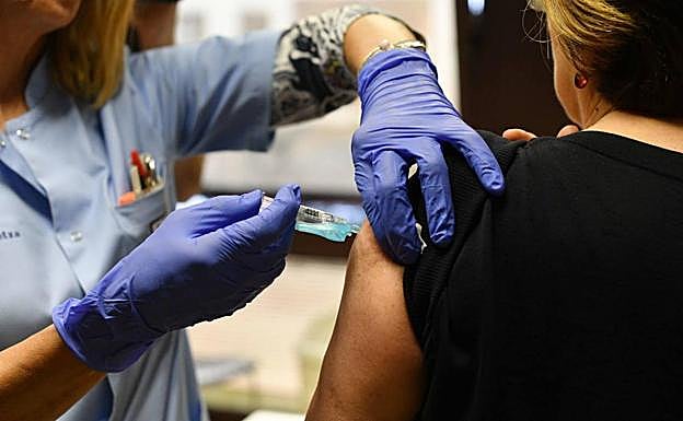 Osakidetza empieza a citar a pacientes inmunodeprimidos para que reciban una tercera dosis