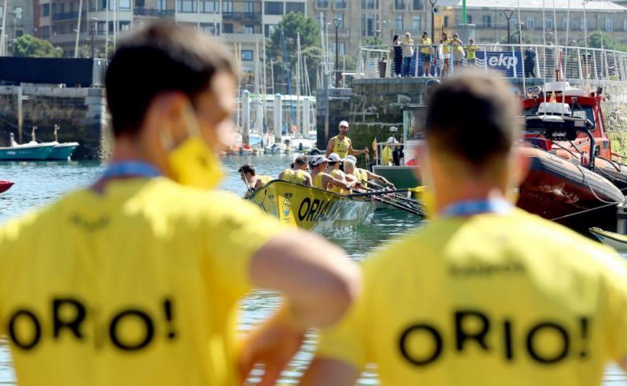 Miembros de Orio observan a la San Nikolas el pasado domingo en aguas de La Concha. 