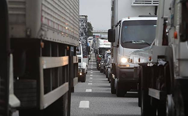 Un tercio de los camiones emiten niveles peligrosos de contaminación, según denuncian los ecologistas