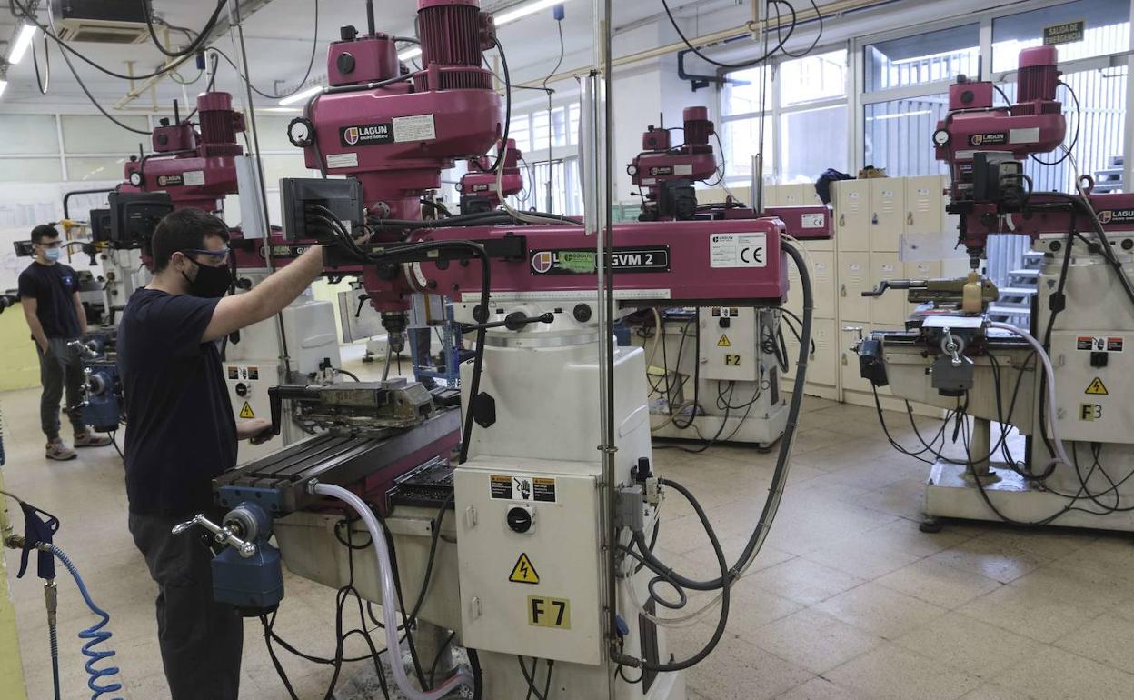 Un operario trabaja en una fresa.