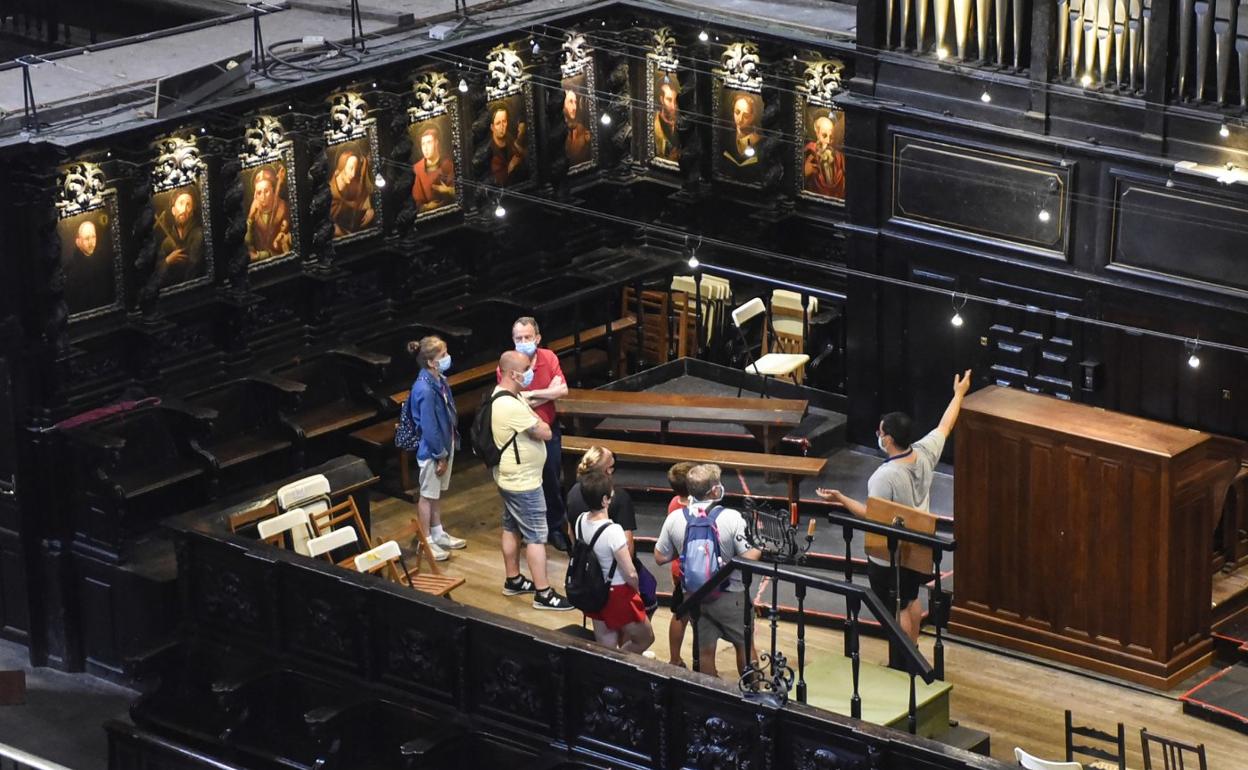 Un momento de una visita guiada realizada al interior de Santa María durante el mes de agosto. 