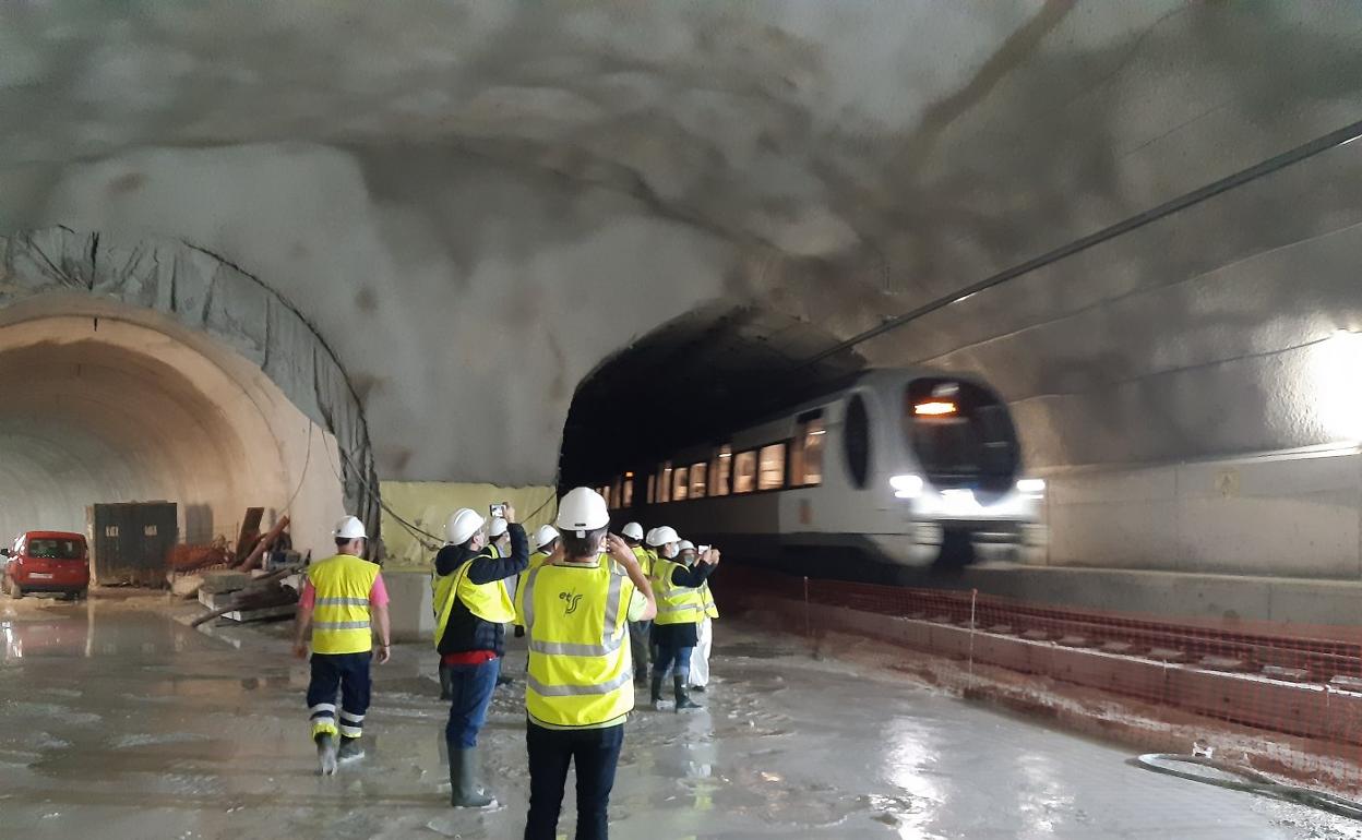 Un tren sale del túnel de Lugaritz, en el punto de enlace entre el trazado actual y la nueva variante. 
