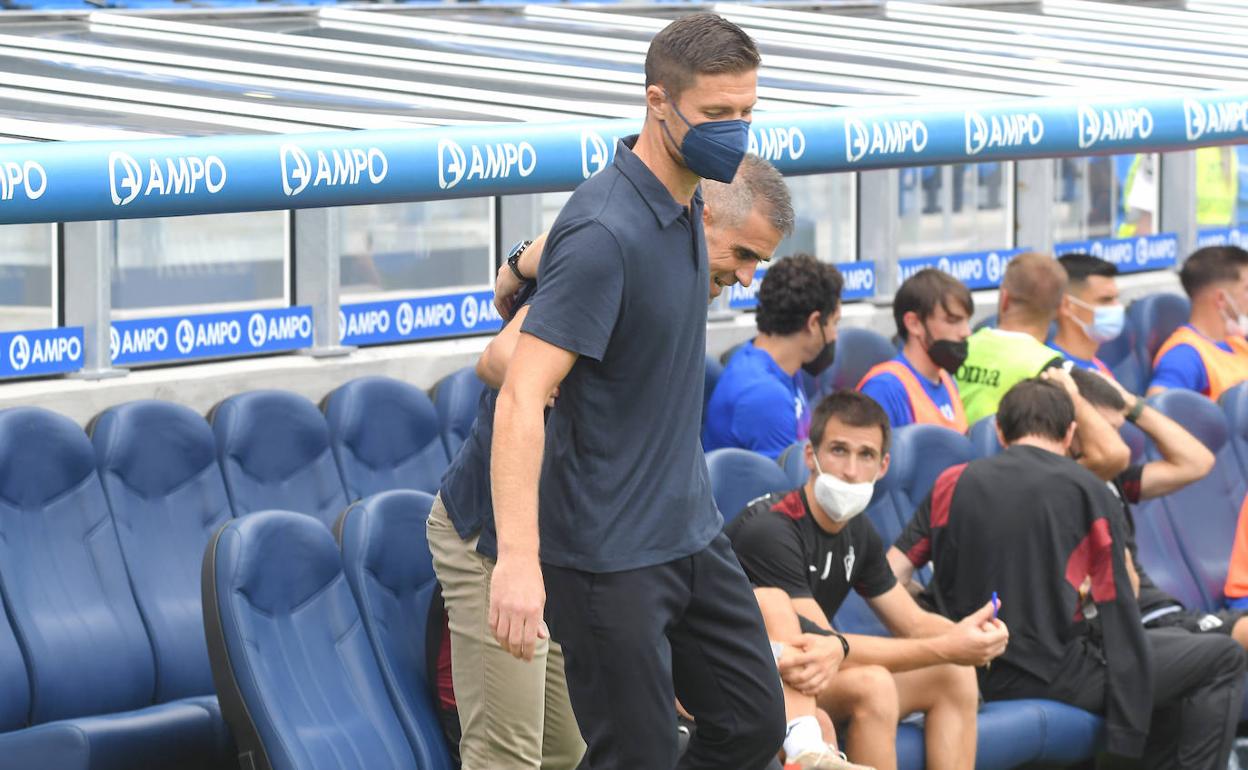 Xabi Alonso y Gaizka Garitano se saludan al inicio del choque.