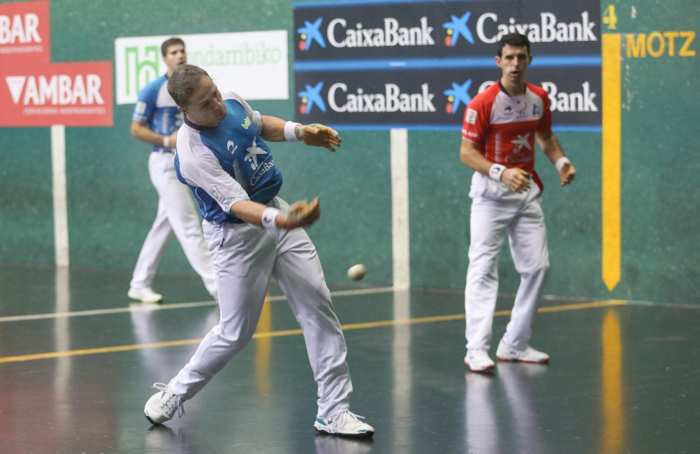 Aimar Olaizola devuelve una pelota bajo la atenta mirada de Jokin Altuna ayer en el Jostaldi de Hondarribia. 