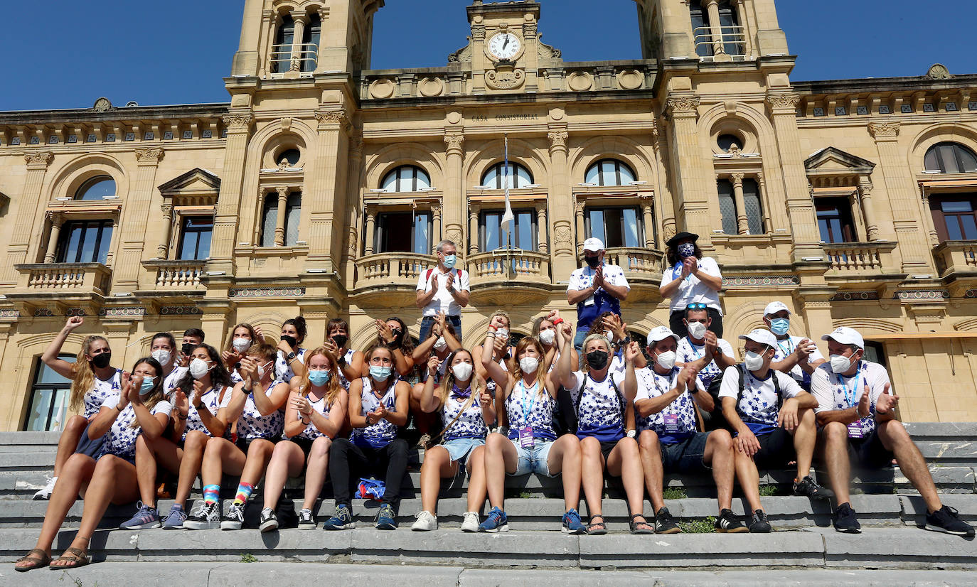 Fotos: Las campeonas de La Concha, Donostia Arraun Lagunak, recibidas en el Ayuntamiento de San Sebastián