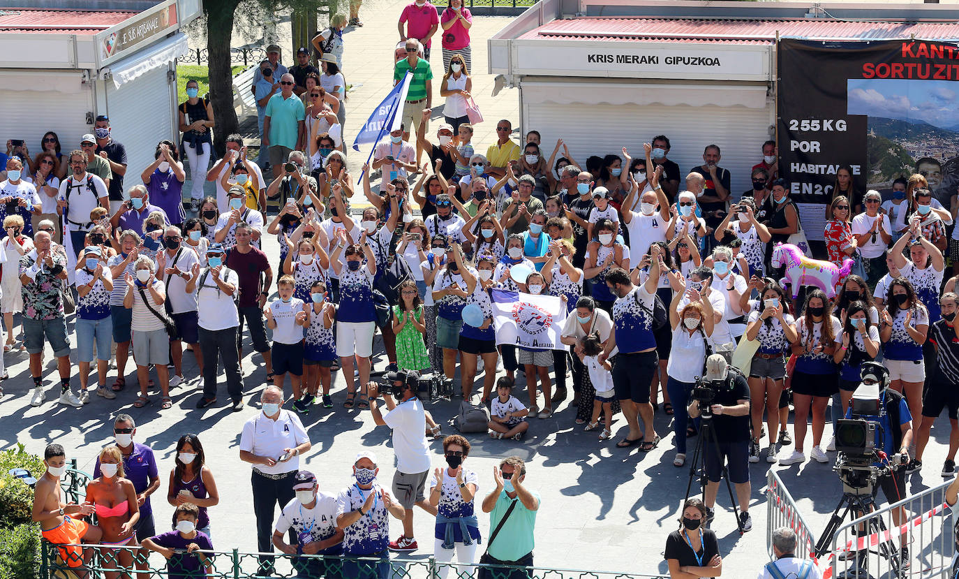 Fotos: Las campeonas de La Concha, Donostia Arraun Lagunak, recibidas en el Ayuntamiento de San Sebastián