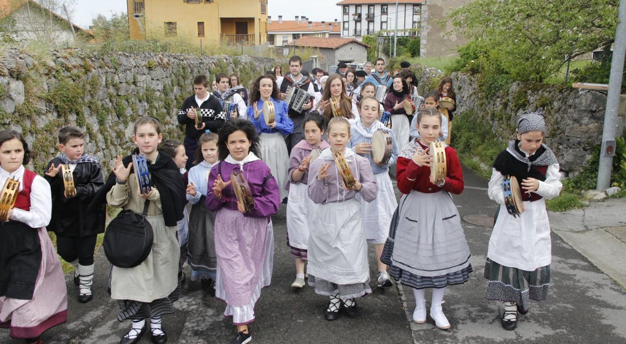 Euskal dantzak nahiz trikitixa eta panderoa jotzen ikasteko aukera egongo da. 