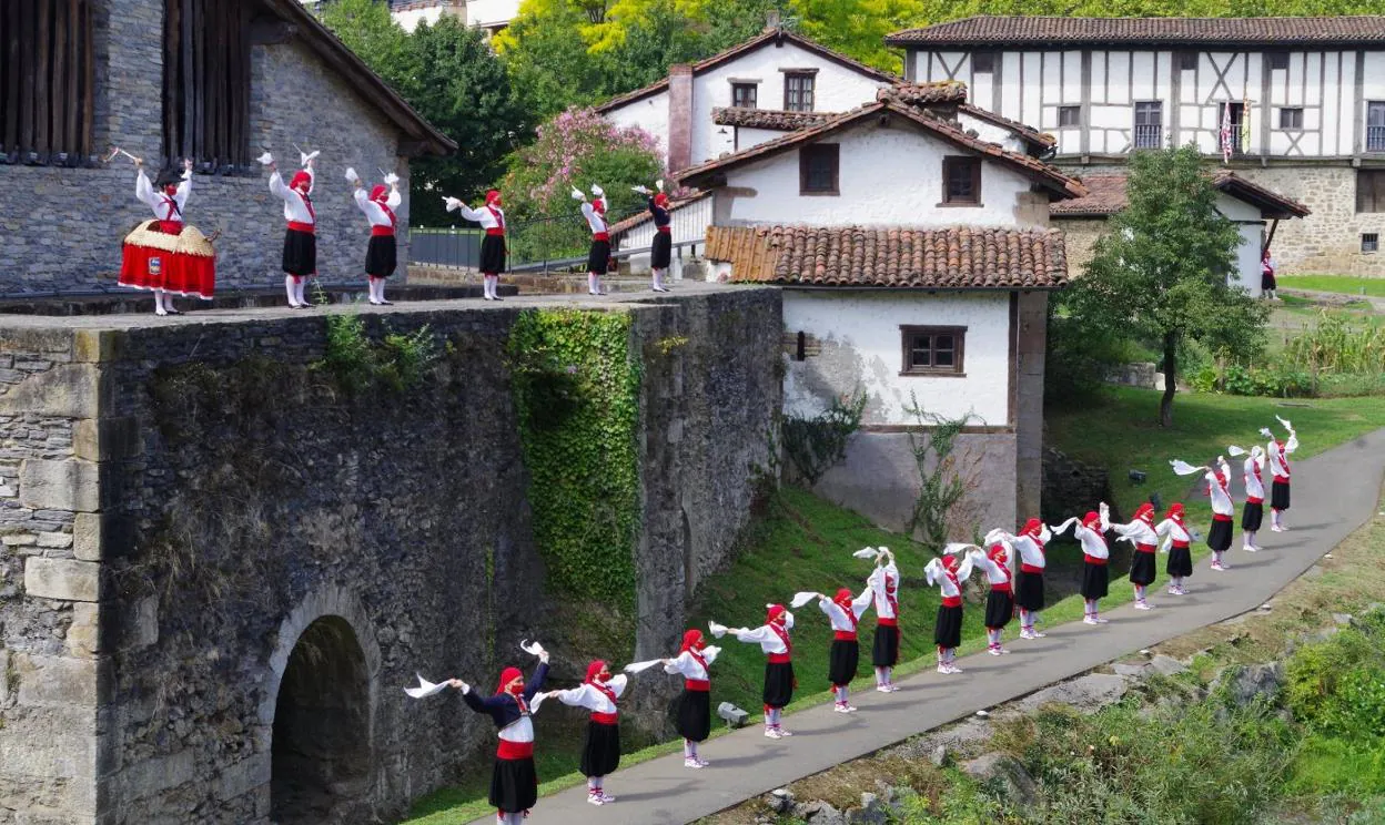 La ezpatadanzta bailada, en homenaje a 'Paxatxo', en la antepara de la Ferrería, a la que se sumaron los dantzaris veteranos. 