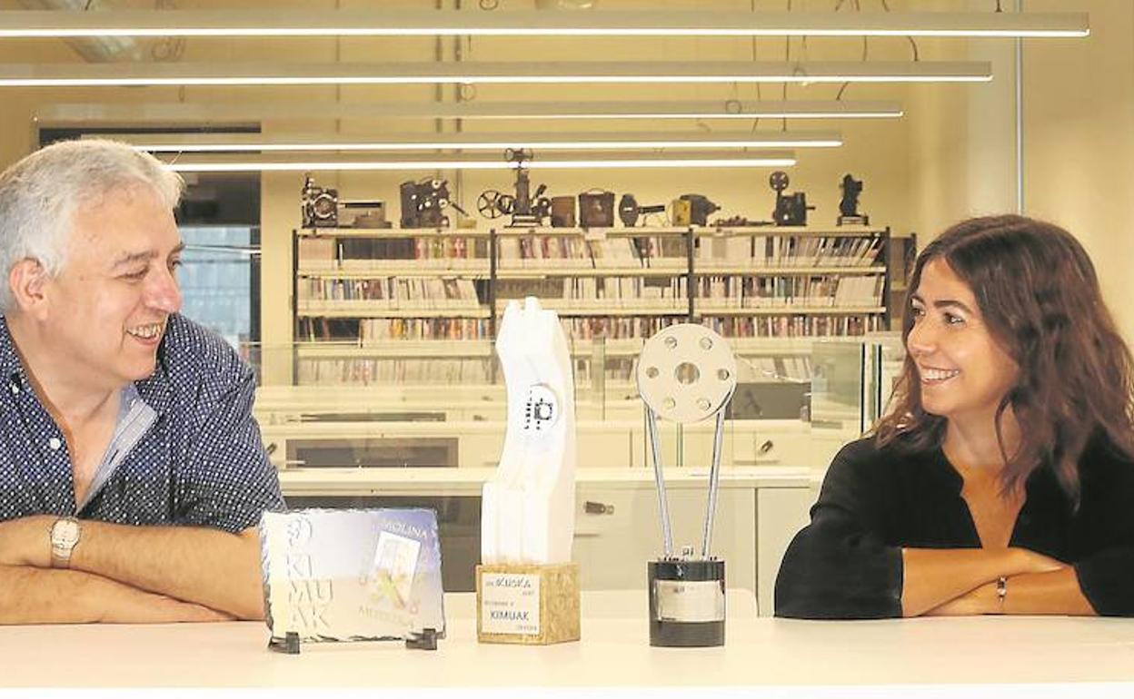 Txema Muñoz y Esther Cabero, en la sede de la Filmoteca Vasca, desde donde gestionan Kimuak con premios que han recibido.