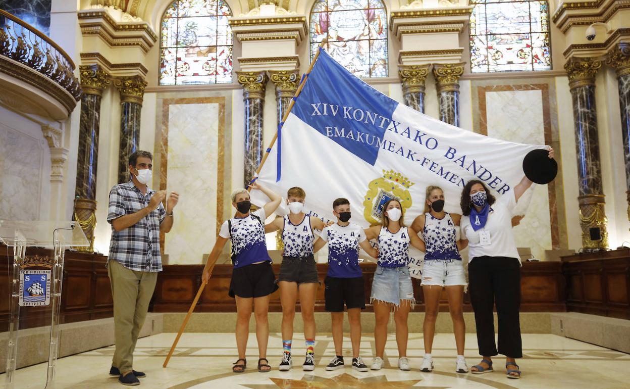 Algunas remeras de Arraun Lagunak posan en el Ayuntamiento de Donostia con la Bandera de La Concha.