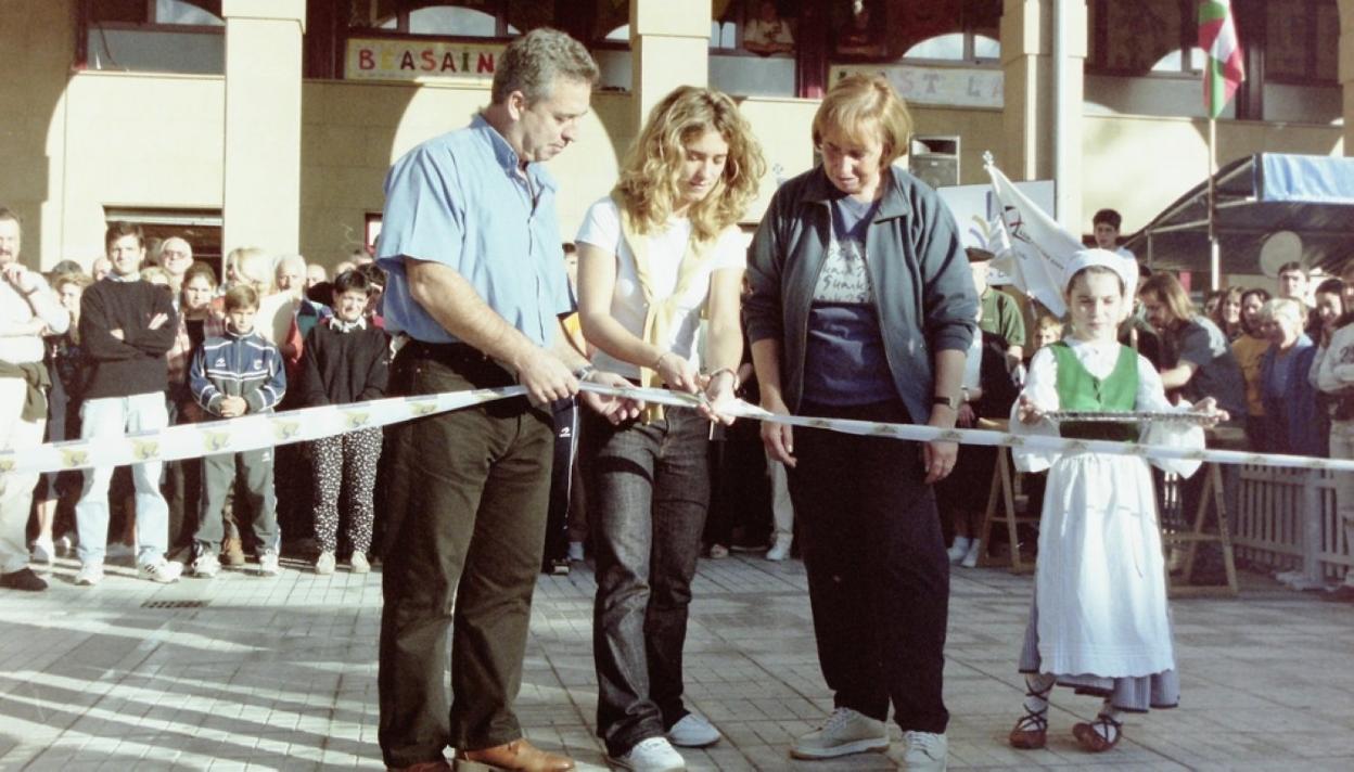 El primer Kilometroak fue en octubre de 1977, uno de los controles de la plaza Gipuzkoa. En 2001 llegó el segundo en el que su ideólogo Josu Ergüin cortó la cinta. 
