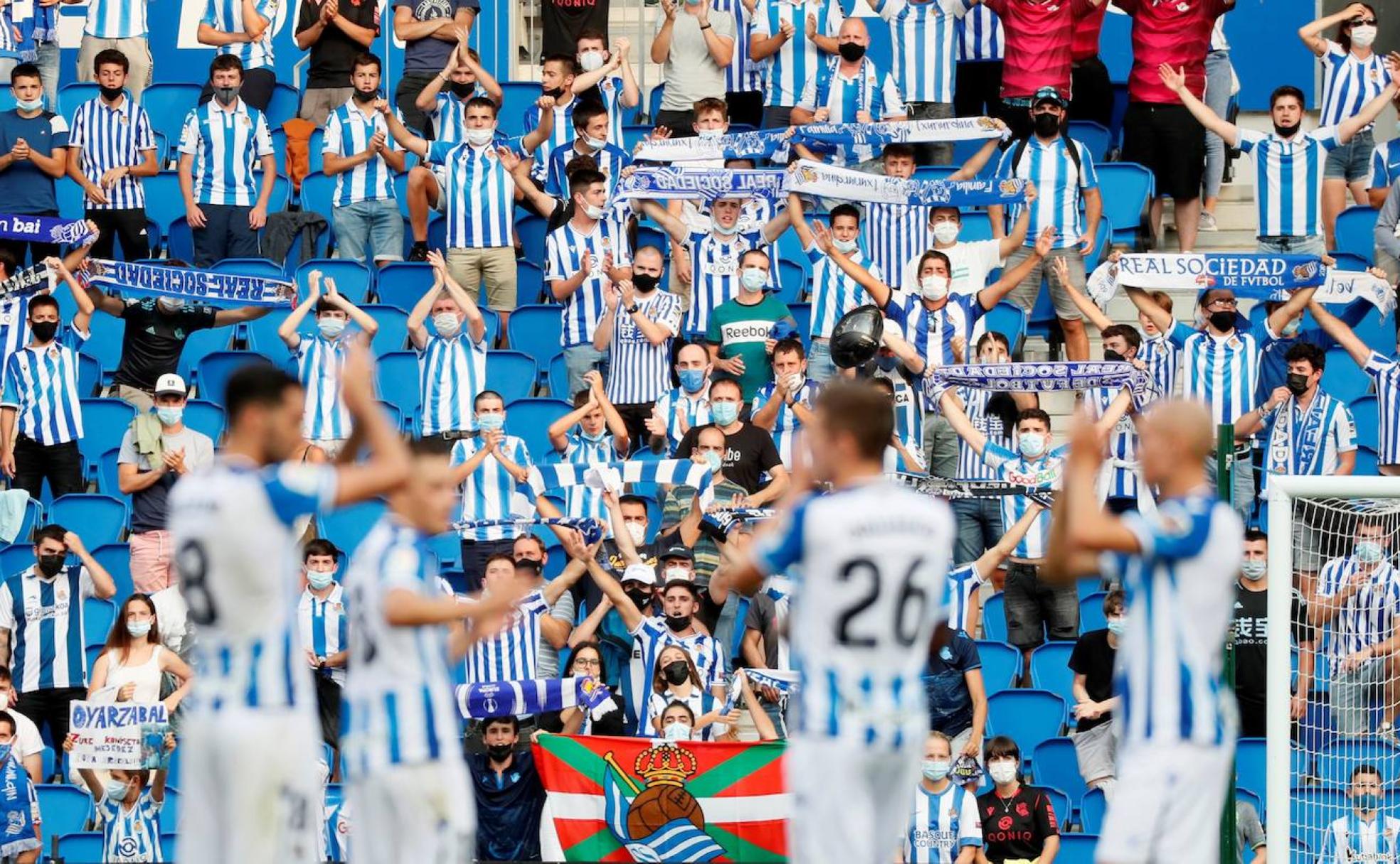 Jugadores de la Real Sociedad saludan al público en el Reale Arena tras el partido ante el Rayo Vallecano.