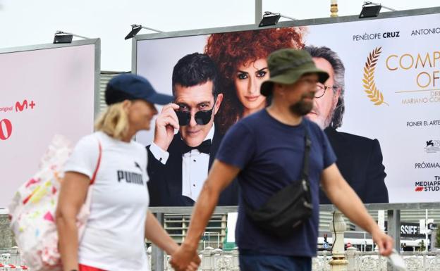 Antonio Banderas y Penólope Cruz 'vigilan' a los paseantes desde el cartel de 'Competencia oficial'.