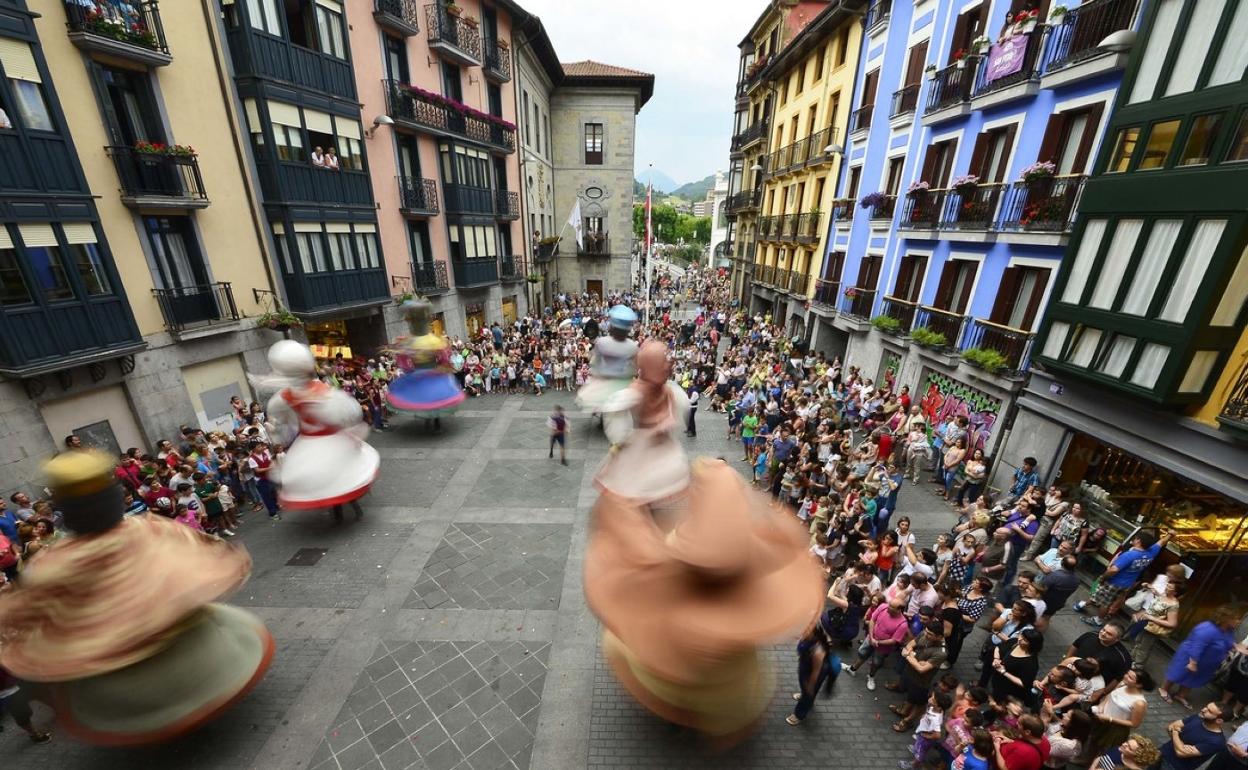 Imagen de archivo de un momento de la actuación de la comparsa, antes de la pandemia. 