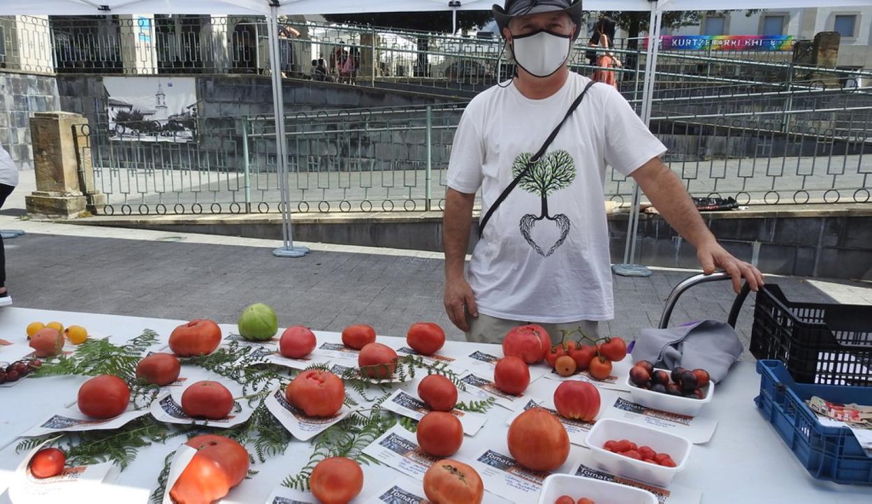 El eskoriatzarra Josu Azkarate ganó el premio a la mayor variedad de tomates.