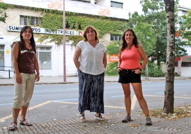 Amaia Zaldua, Eukene Caballero eta Amaia Olazabal, egoitza zaharrari azken agurra ematen. 