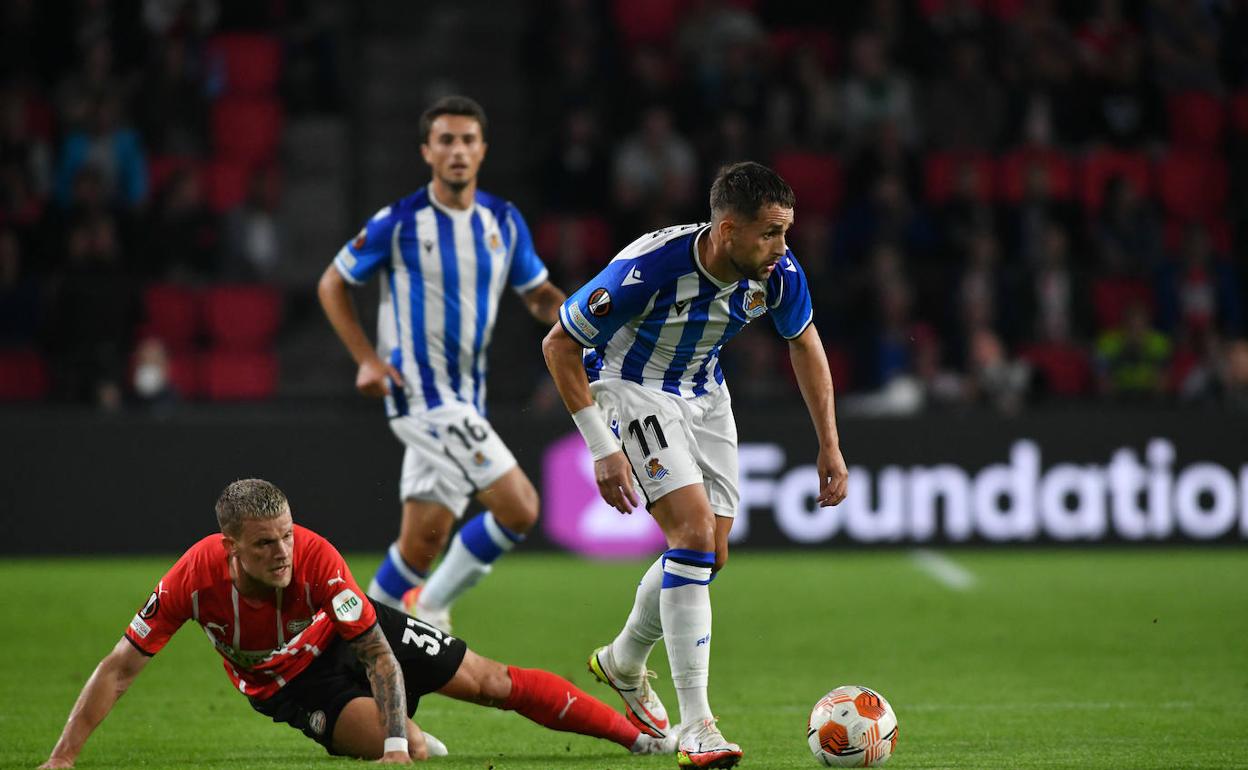 Isak hace el segundo gol de la Real Sociedad ante el PSV.