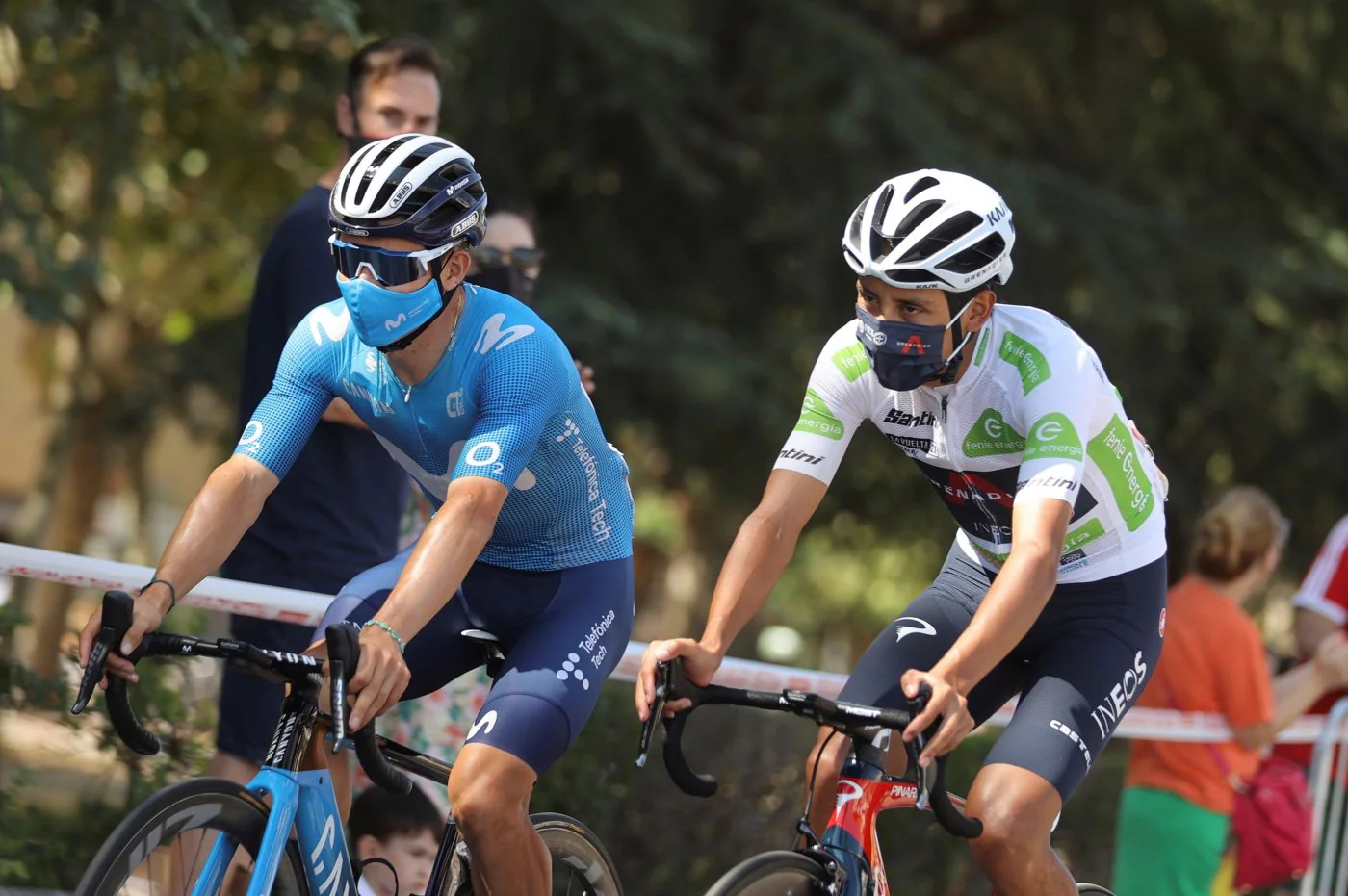 Miguel Ángel López y Egan Bernal se dirigen a la salida de la etapa de Don Benito en la Vuelta. 