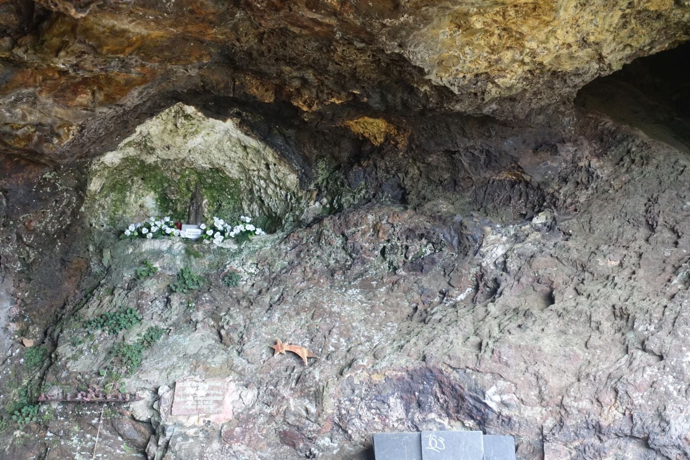 Erroilbide (832 m.), Txurrumurru (823 m.) y Irumugarrieta (806 m.) forman parte de la gran mole que vigila cualquier movimientoen Orasoaldea