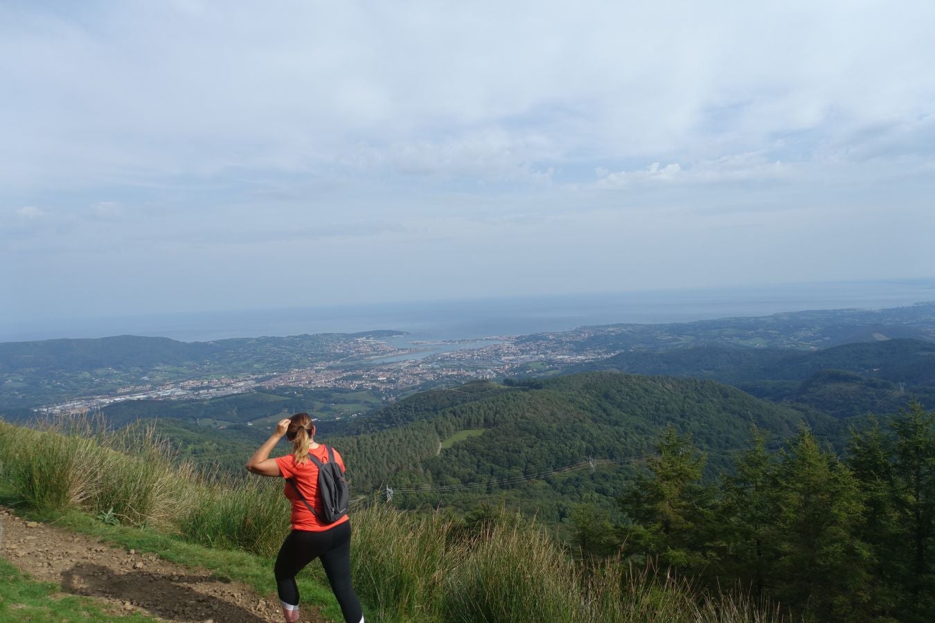 Erroilbide (832 m.), Txurrumurru (823 m.) y Irumugarrieta (806 m.) forman parte de la gran mole que vigila cualquier movimientoen Orasoaldea