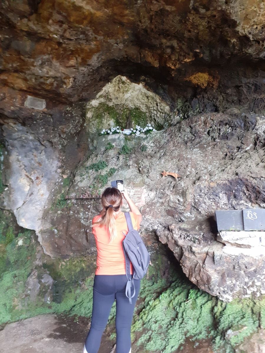 Erroilbide (832 m.), Txurrumurru (823 m.) y Irumugarrieta (806 m.) forman parte de la gran mole que vigila cualquier movimientoen Orasoaldea