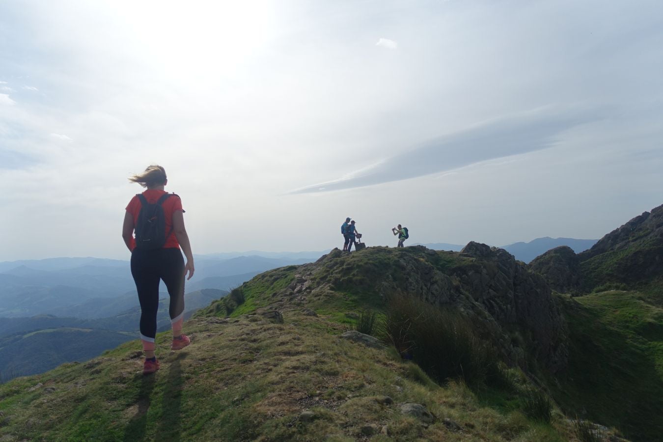 Erroilbide (832 m.), Txurrumurru (823 m.) y Irumugarrieta (806 m.) forman parte de la gran mole que vigila cualquier movimientoen Orasoaldea