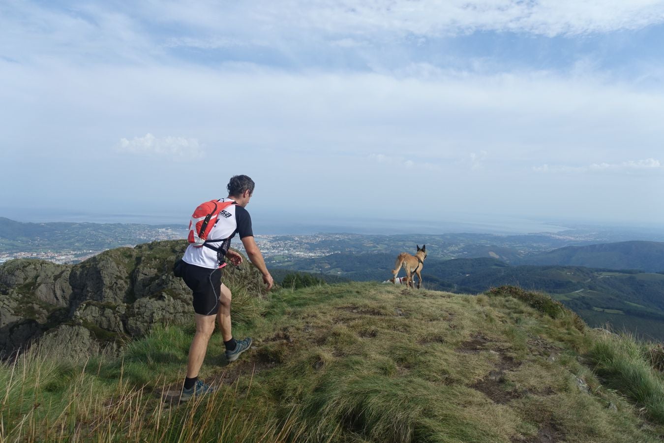 Erroilbide (832 m.), Txurrumurru (823 m.) y Irumugarrieta (806 m.) forman parte de la gran mole que vigila cualquier movimientoen Orasoaldea