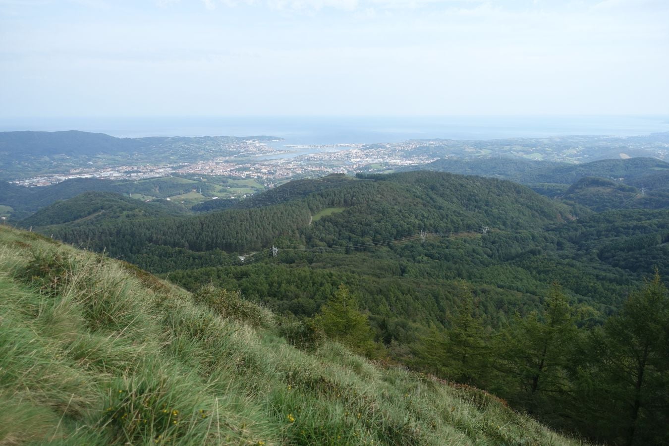 Erroilbide (832 m.), Txurrumurru (823 m.) y Irumugarrieta (806 m.) forman parte de la gran mole que vigila cualquier movimientoen Orasoaldea