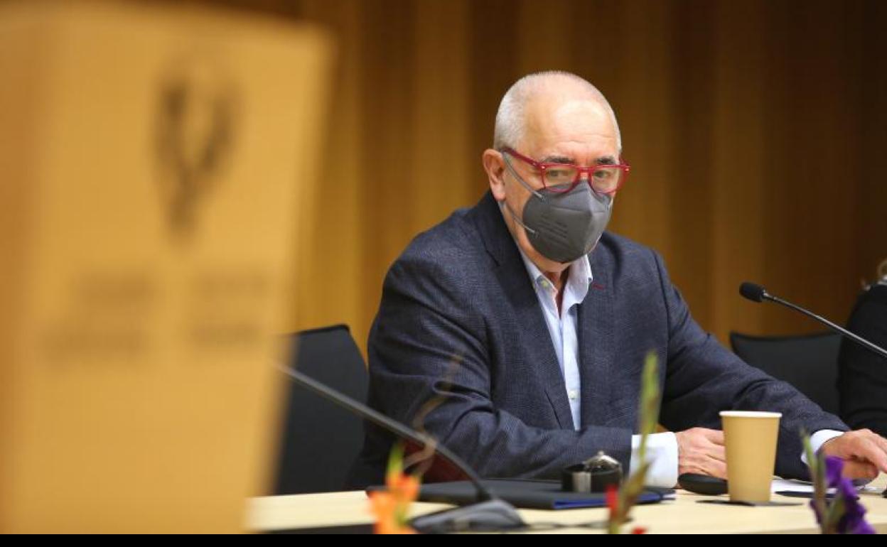 El catedrático Rafael Jiménez, ayer en los Cursos de Verano de la UPV/EHU 