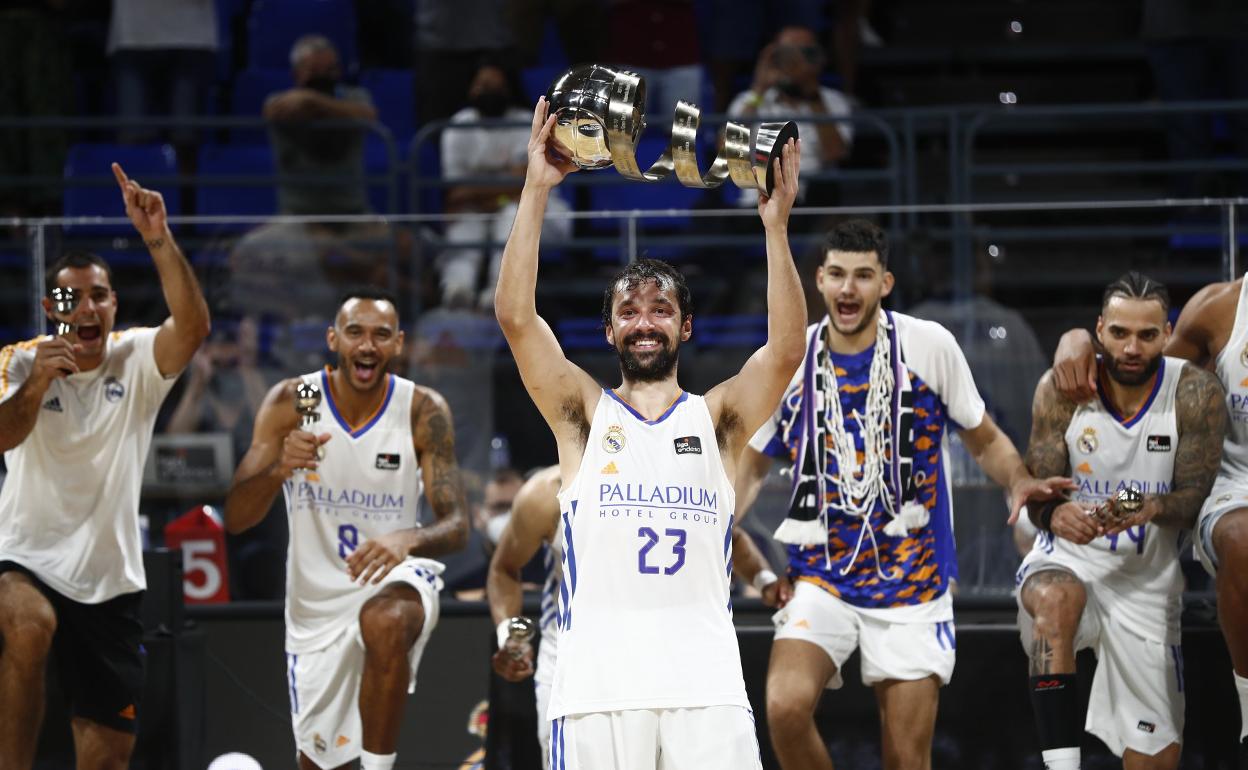 Hanga, Llull y Vukcevic, celebran el título de Supercopa. 