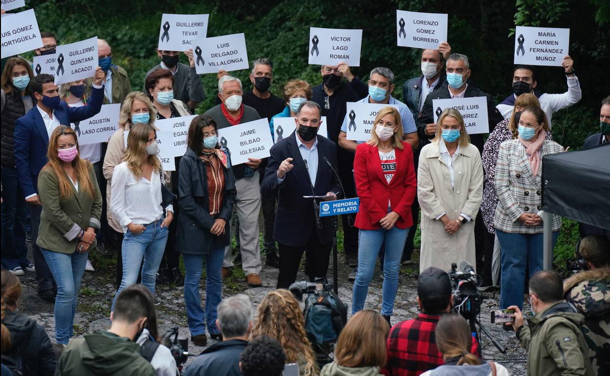 Carlos Iturgaiz ha encabezado la concentración del PP vasco en Arrasate, donde estuvo secuestrado Ortega Lara.