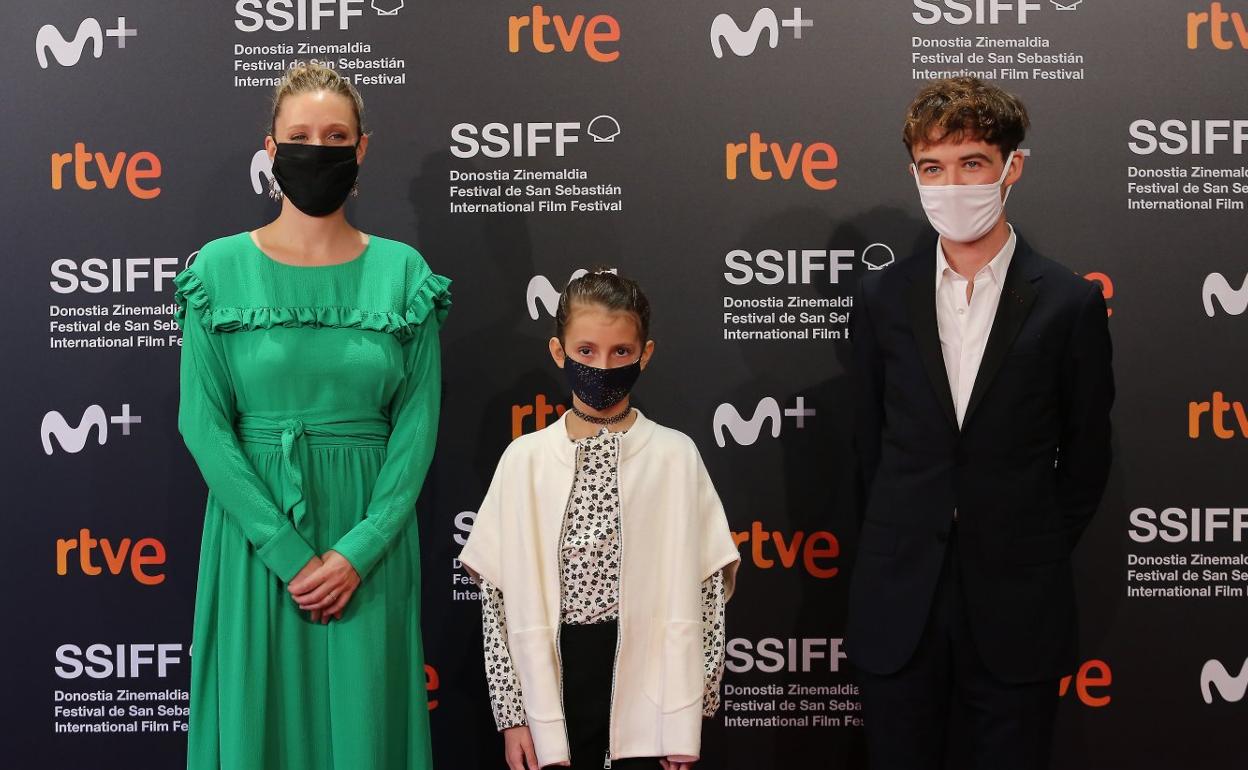 Los actores Romola Garai, Romaine Hemelaers y Alex Lawther, ayer en la presentación de 'Earwig'. 