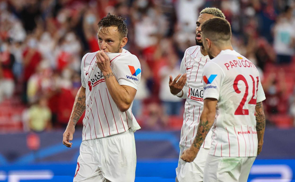 Rakitic, En-Nesyri y Papu Gómez, el pasado martes ante el Salzburgo en Champions.